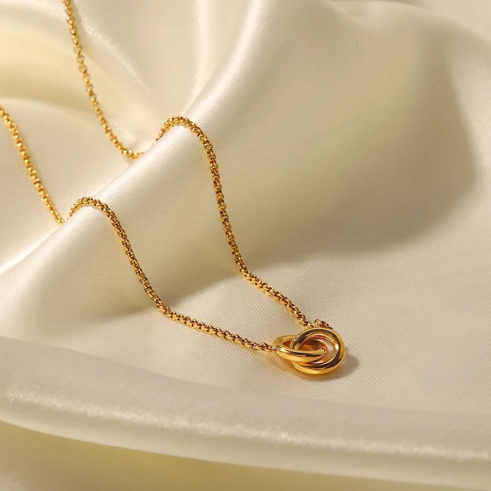 Interlocking Hoop Necklace