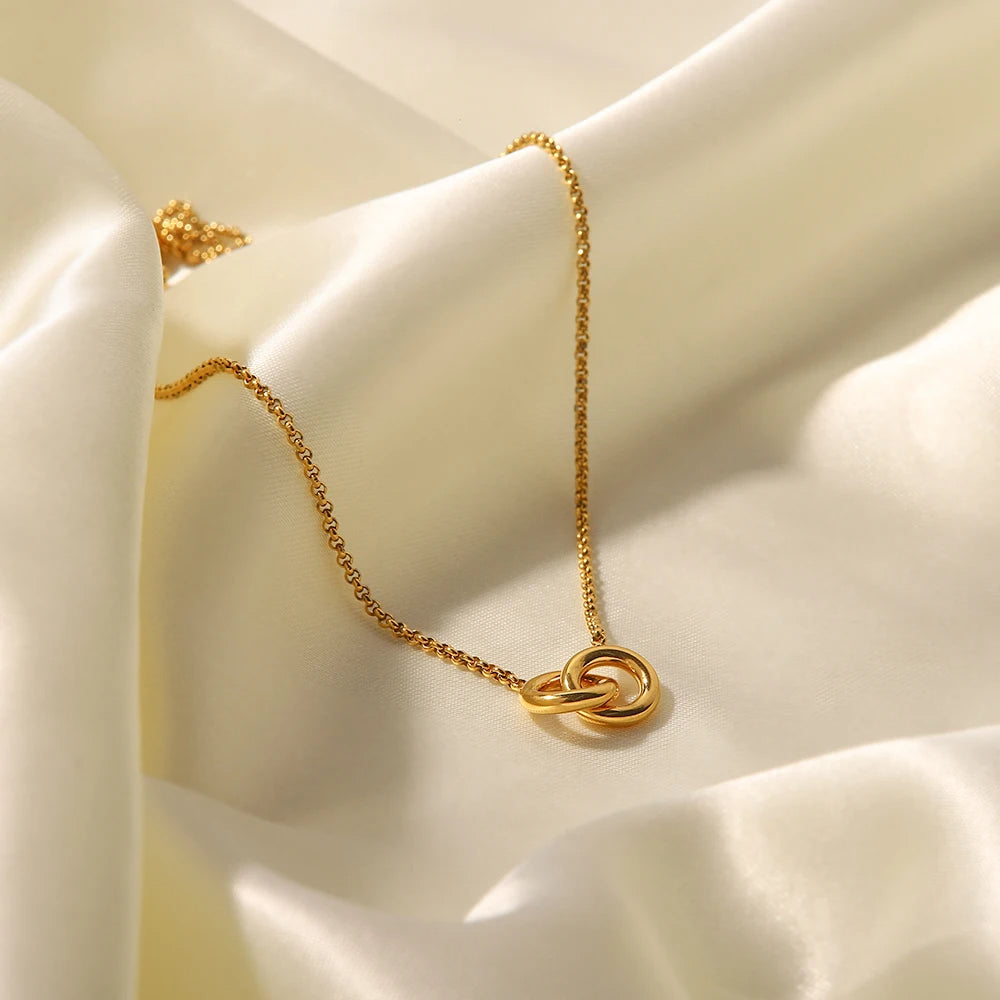 Interlocking Hoop Necklace