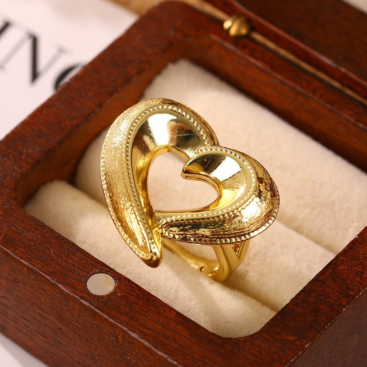 18k Vintage Hollow Heart Ring