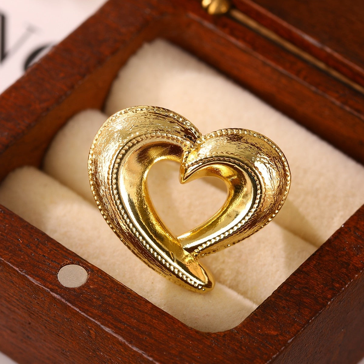 18k Vintage Hollow Heart Ring